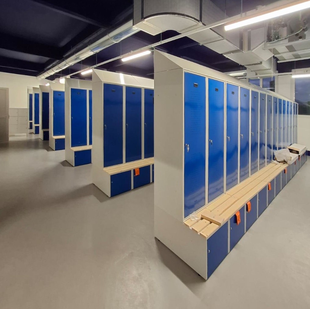 Armadi spogliatoio su contenitore portante ed appendiabiti